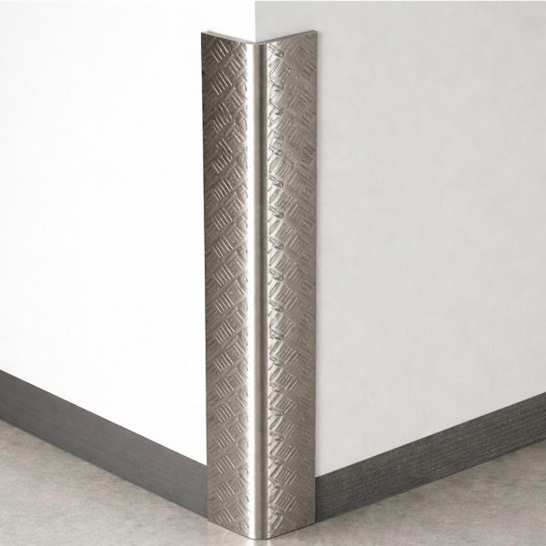 Colțar metalic amprentat cu finisaj crom