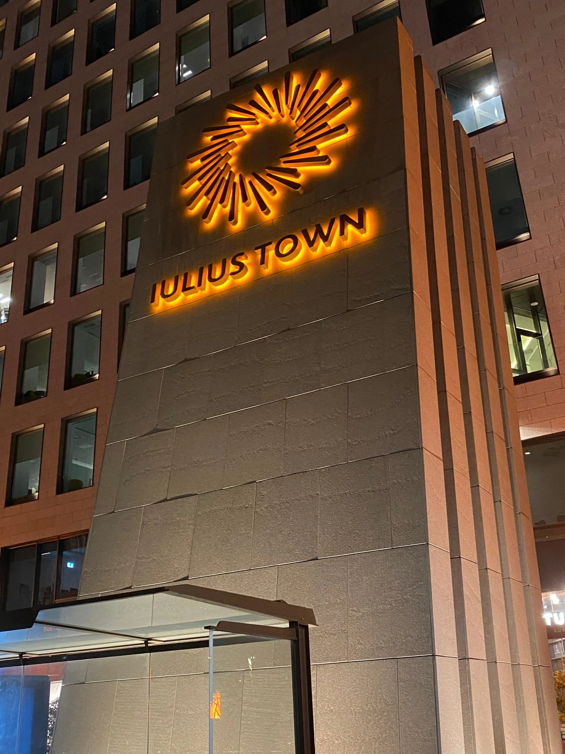Proiecte producție publicitară Indio Timișoara — litere volumetrice, casete luminoase, totemuri