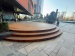 Scară arhitecturală corten cu pod pietonal și balustradă sticlă