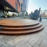 Scară arhitecturală corten cu pod pietonal și balustradă sticlă