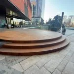 Scară arhitecturală corten cu pod pietonal și balustradă sticlă