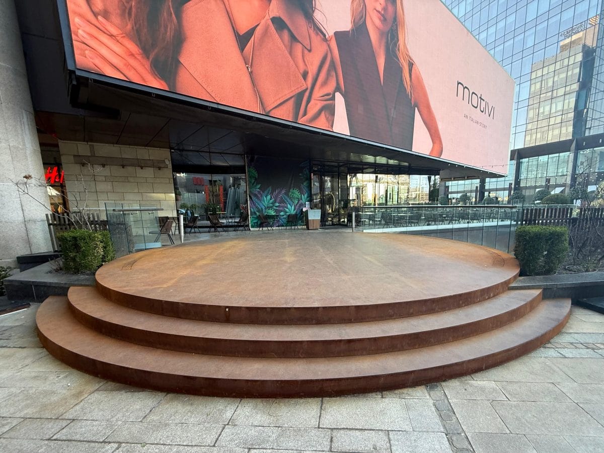 Scară arhitecturală corten cu pod pietonal și balustradă sticlă - imagine 2