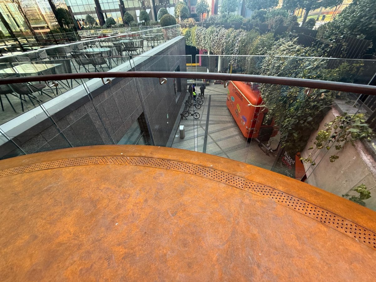 Scară arhitecturală corten cu pod pietonal și balustradă sticlă - imagine 3