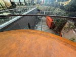 Scară arhitecturală corten cu pod pietonal și balustradă sticlă - imagine 3