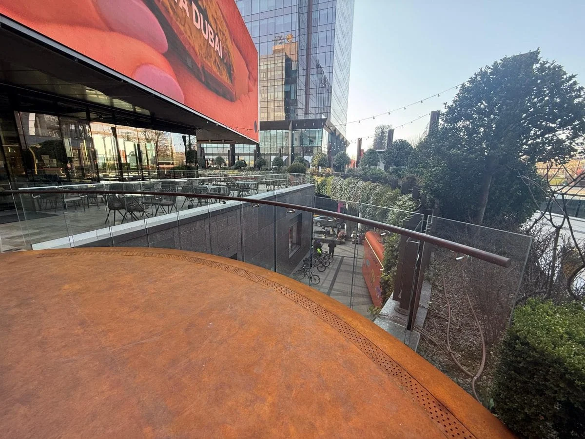 scară corten vedere de ansamblu Iulius Town