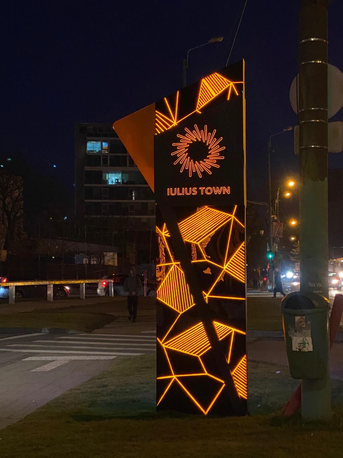 Totemuri luminoase Indio