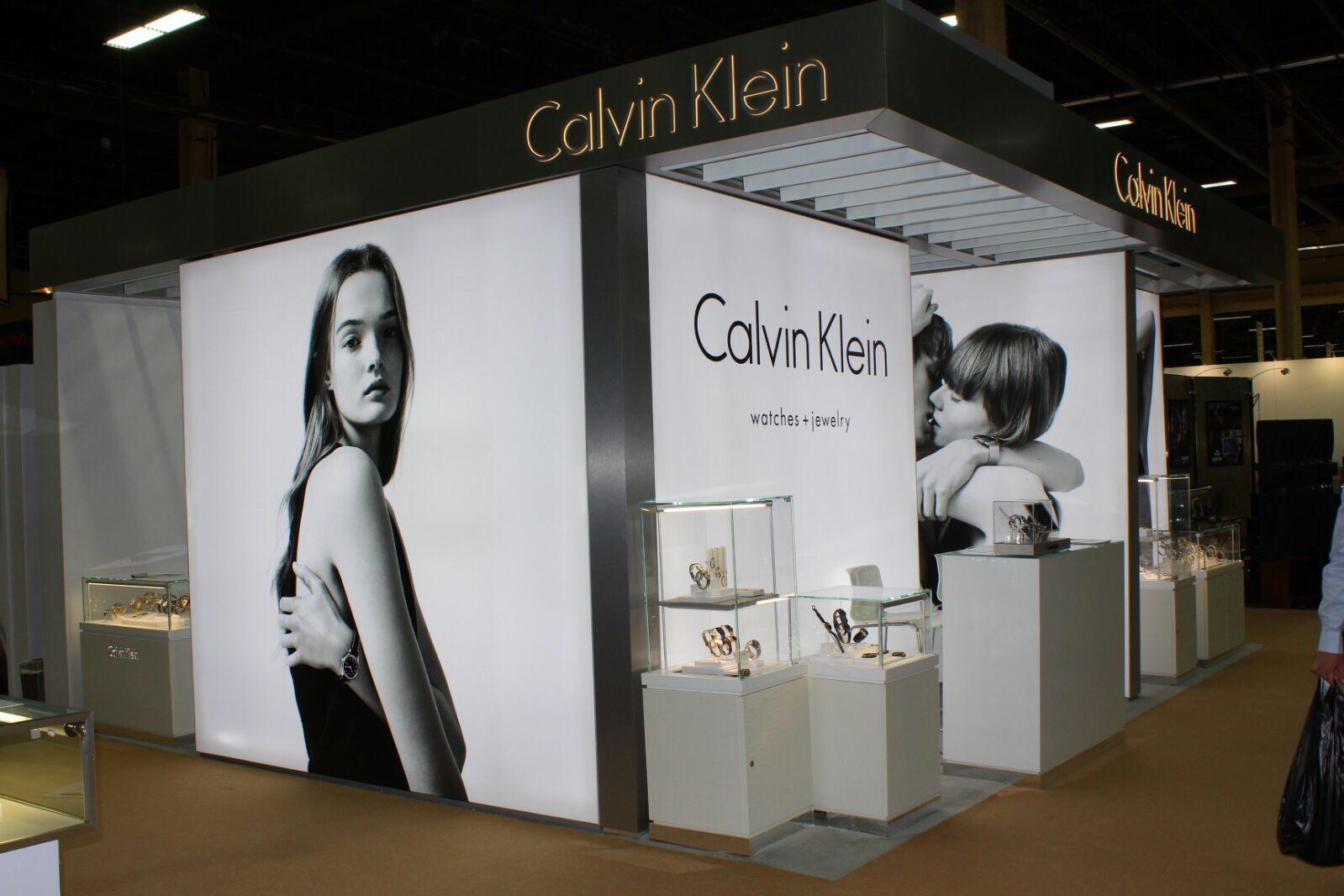 Casete textile dublă față Timișoara — stand premium iluminare LED Calvin Klein, execuție Indio