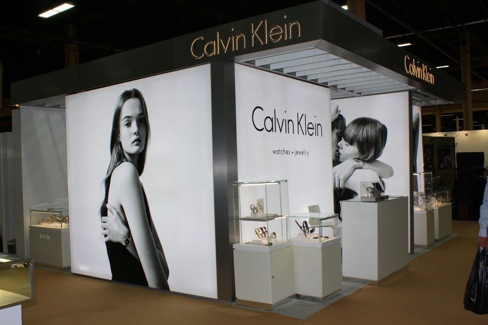 Casete textile dublă față Timișoara — stand premium iluminare LED Calvin Klein, execuție Indio
