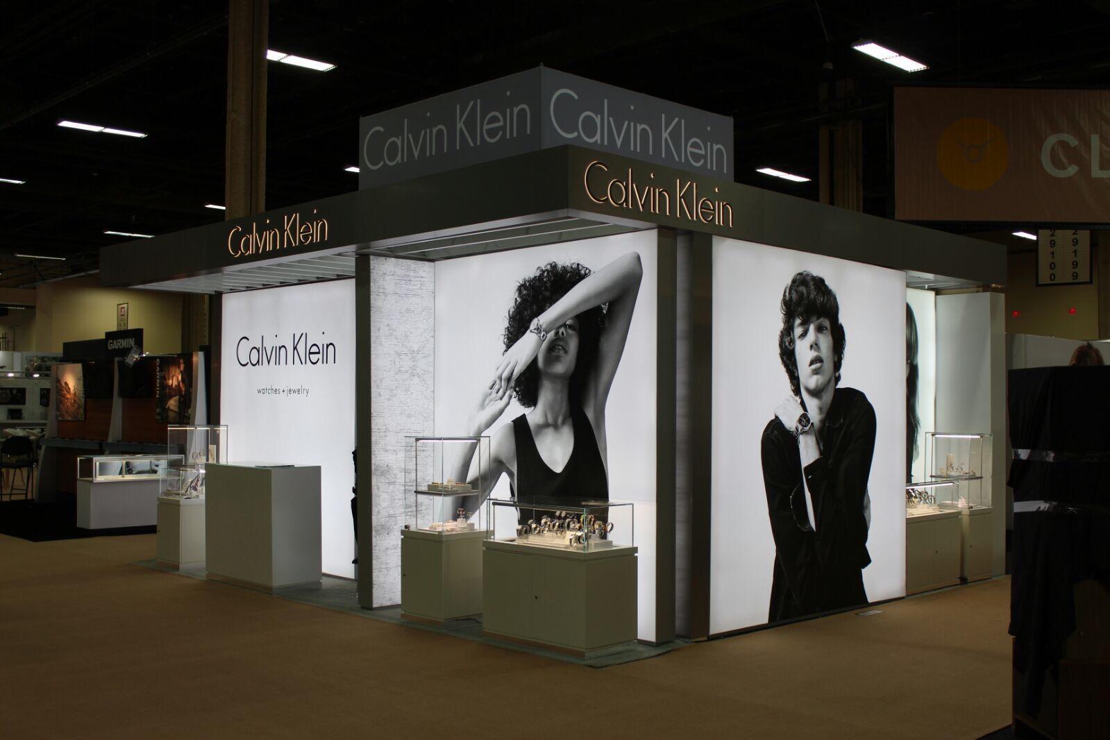 Casete textile dublă față — vizibilitate 360° stand expo iluminat LED