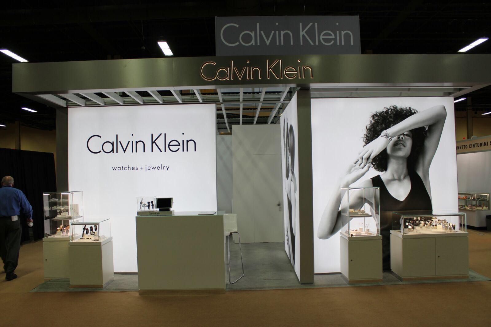 Casete textile dublă față — stand retail design slim structură aluminiu