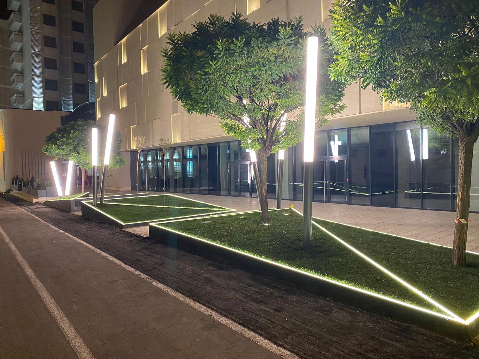 Jardiniere arhitecturale cu iluminare LED integrată Timișoara — Convention Center, execuție Indio