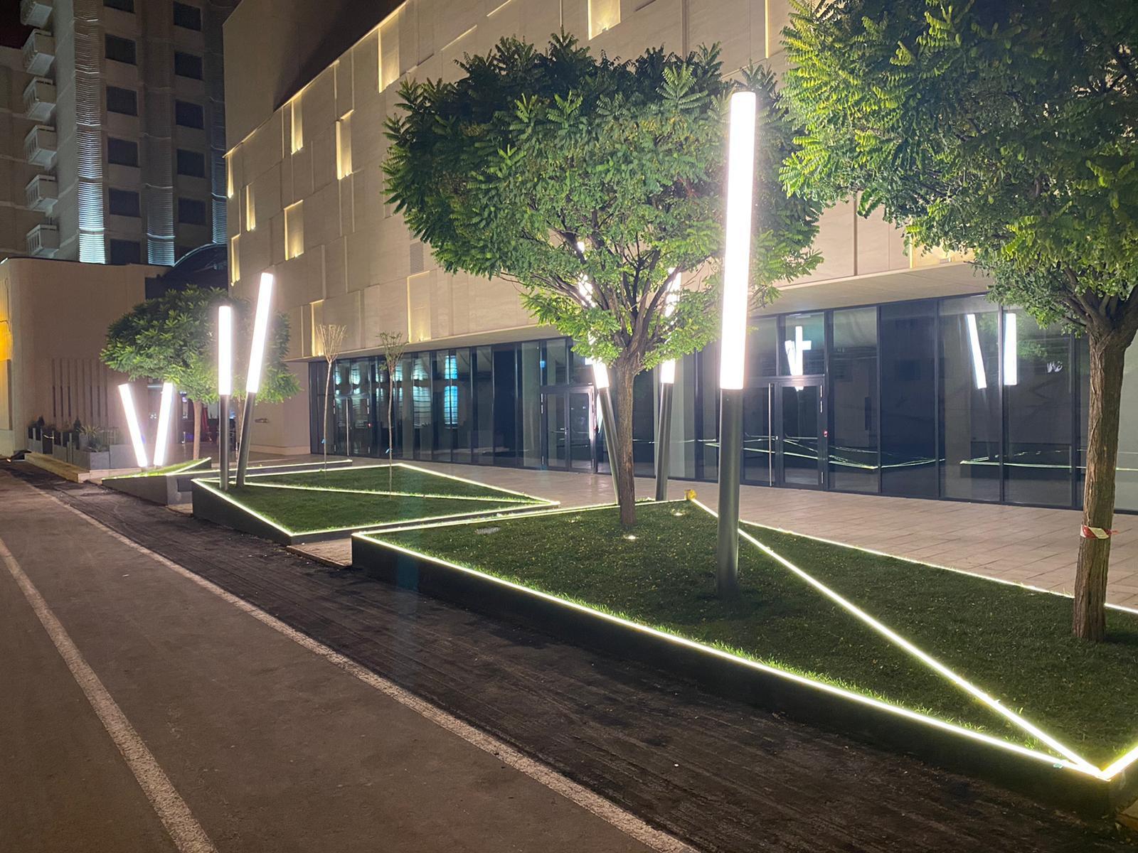 Jardiniere arhitecturale — iluminare LED contur noapte Convention Center