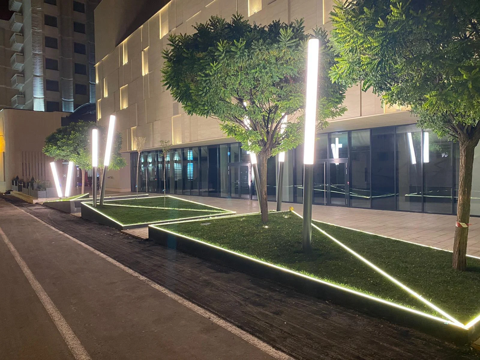 Jardiniere arhitecturale — iluminare LED contur noapte Convention Center
