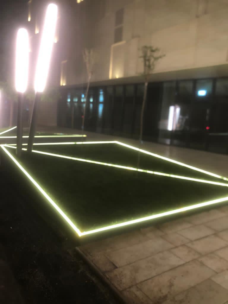 Jardiniere arhitecturale — detaliu linii LED continue geometrie nocturnă