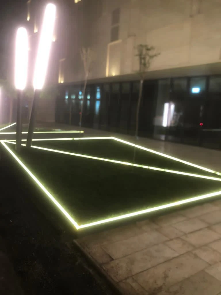 Jardiniere arhitecturale — detaliu linii LED continue geometrie nocturnă