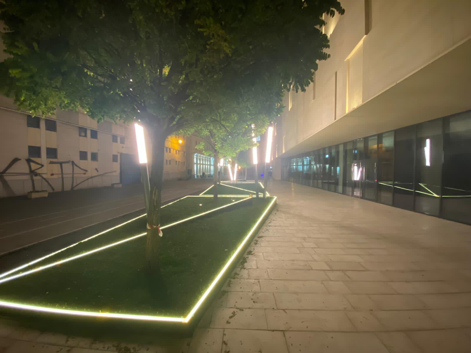 Jardiniere arhitecturale — perspectivă ansamblu iluminare integrată spațiu pietonal