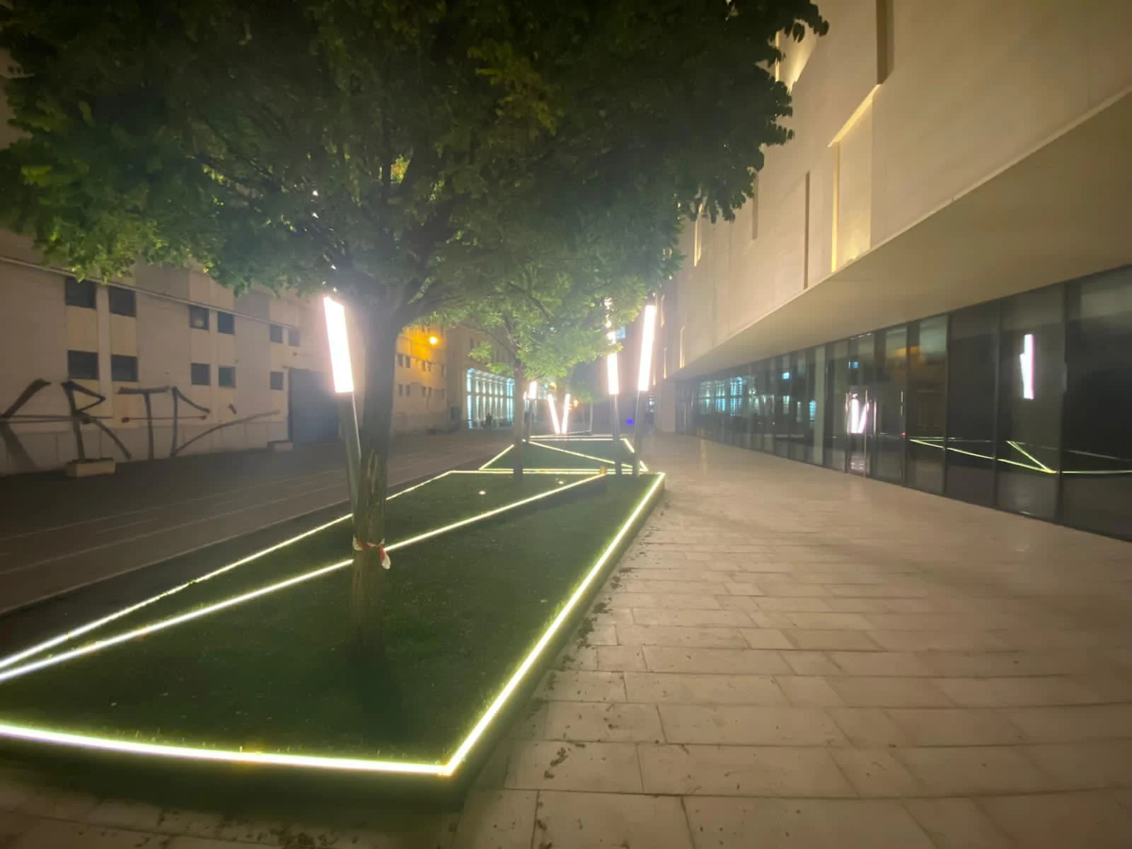 Jardiniere arhitecturale — perspectivă ansamblu iluminare integrată spațiu pietonal