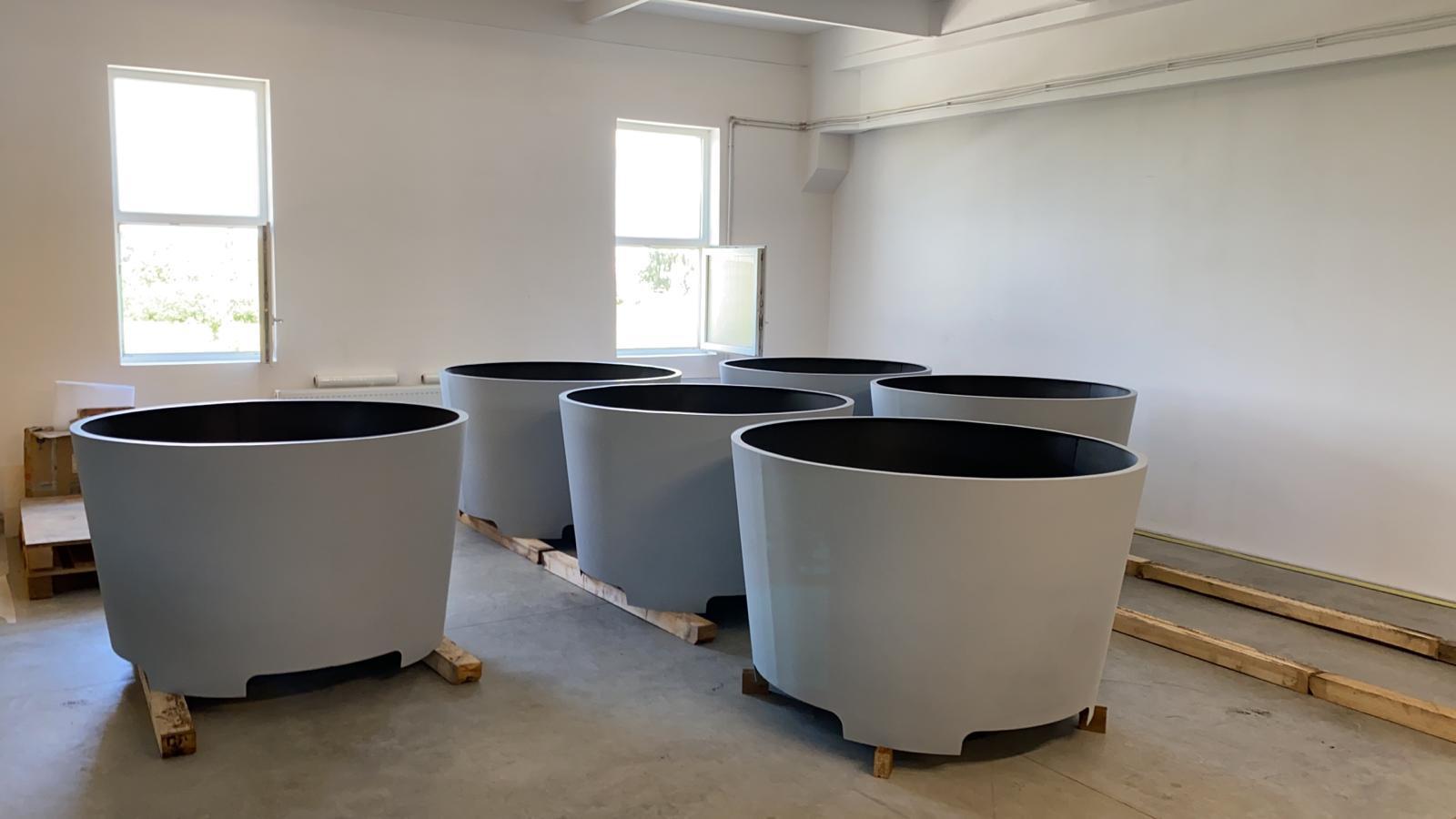 Jardiniere conice gri — serie producție Indio Giarmata