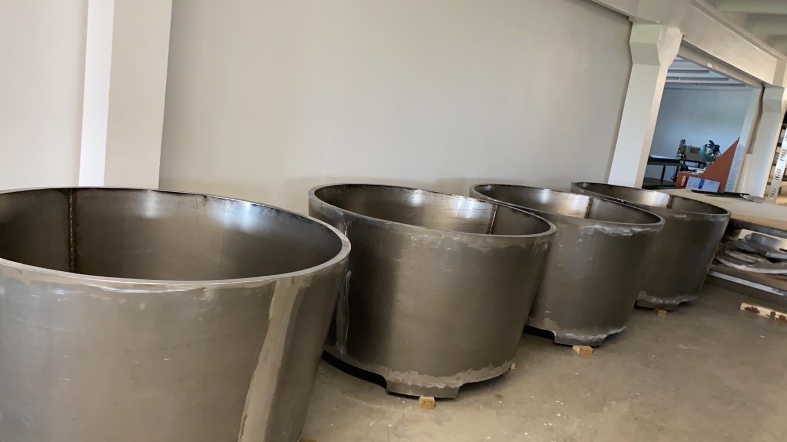 Jardiniere conice — detaliu structură metal brut înainte de finisare