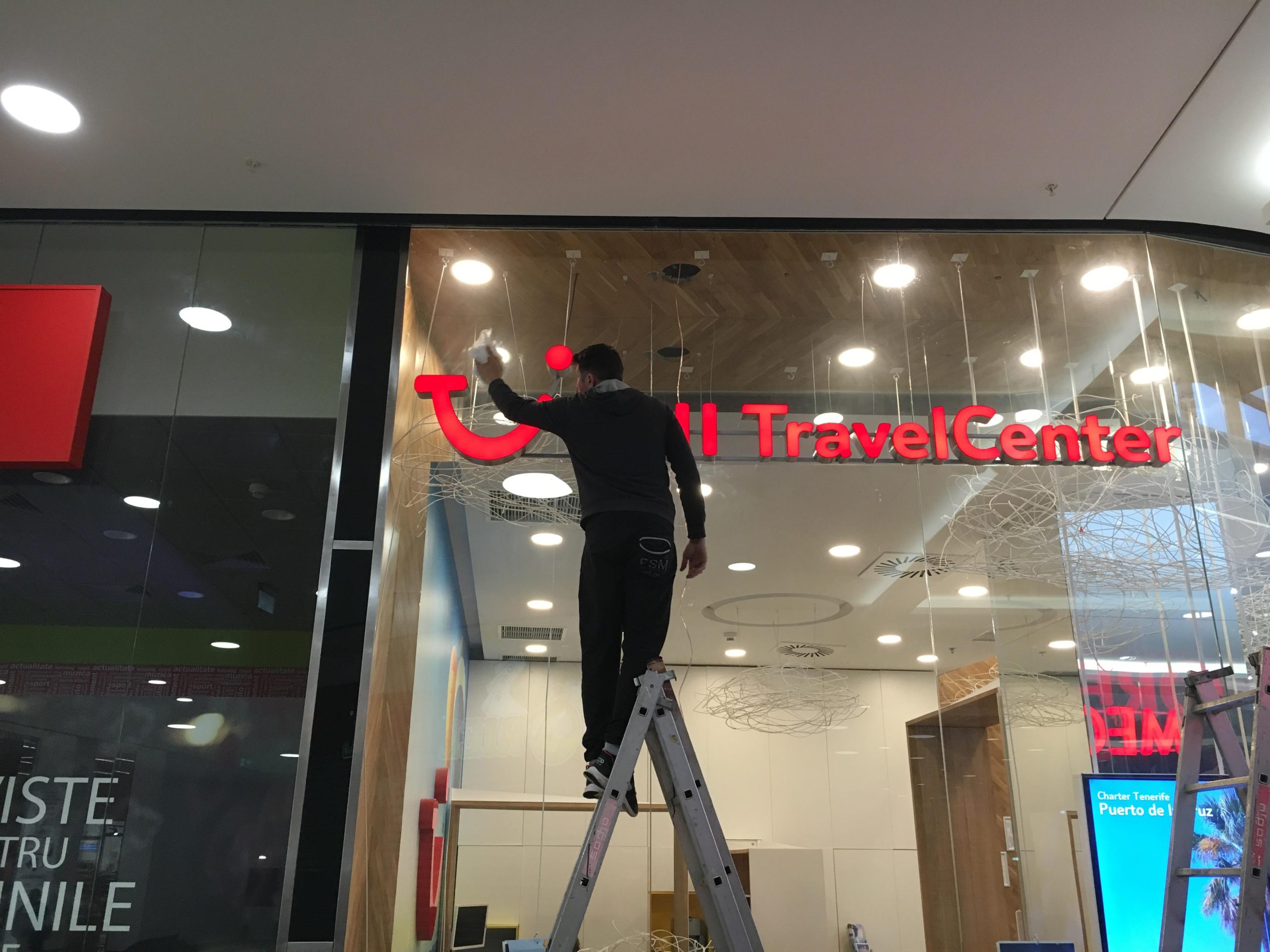 Litere volumetrice LED TUI Travel Center montaj semnalistică