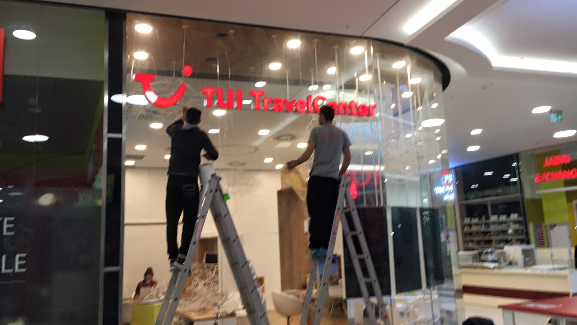 Litere volumetrice TUI montaj echipă Indio detaliu