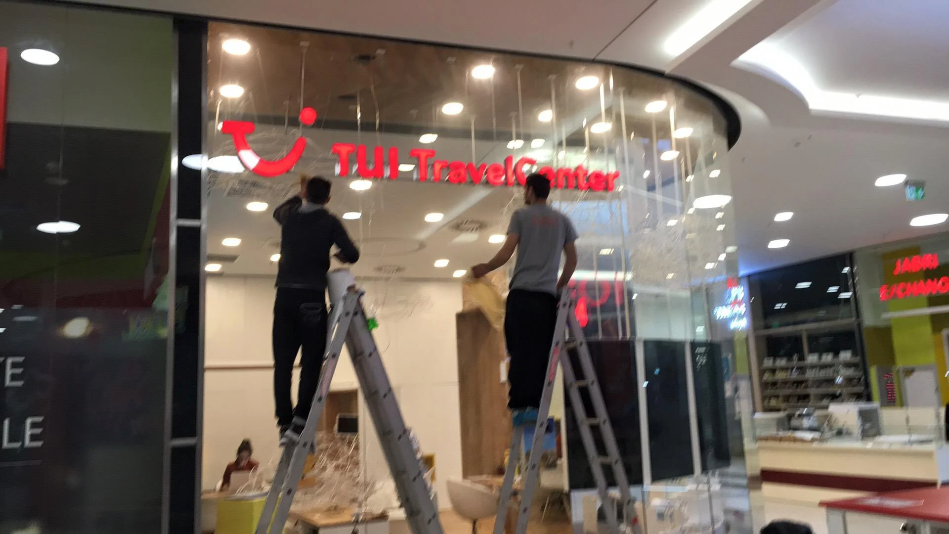 Litere volumetrice TUI montaj echipă Indio detaliu