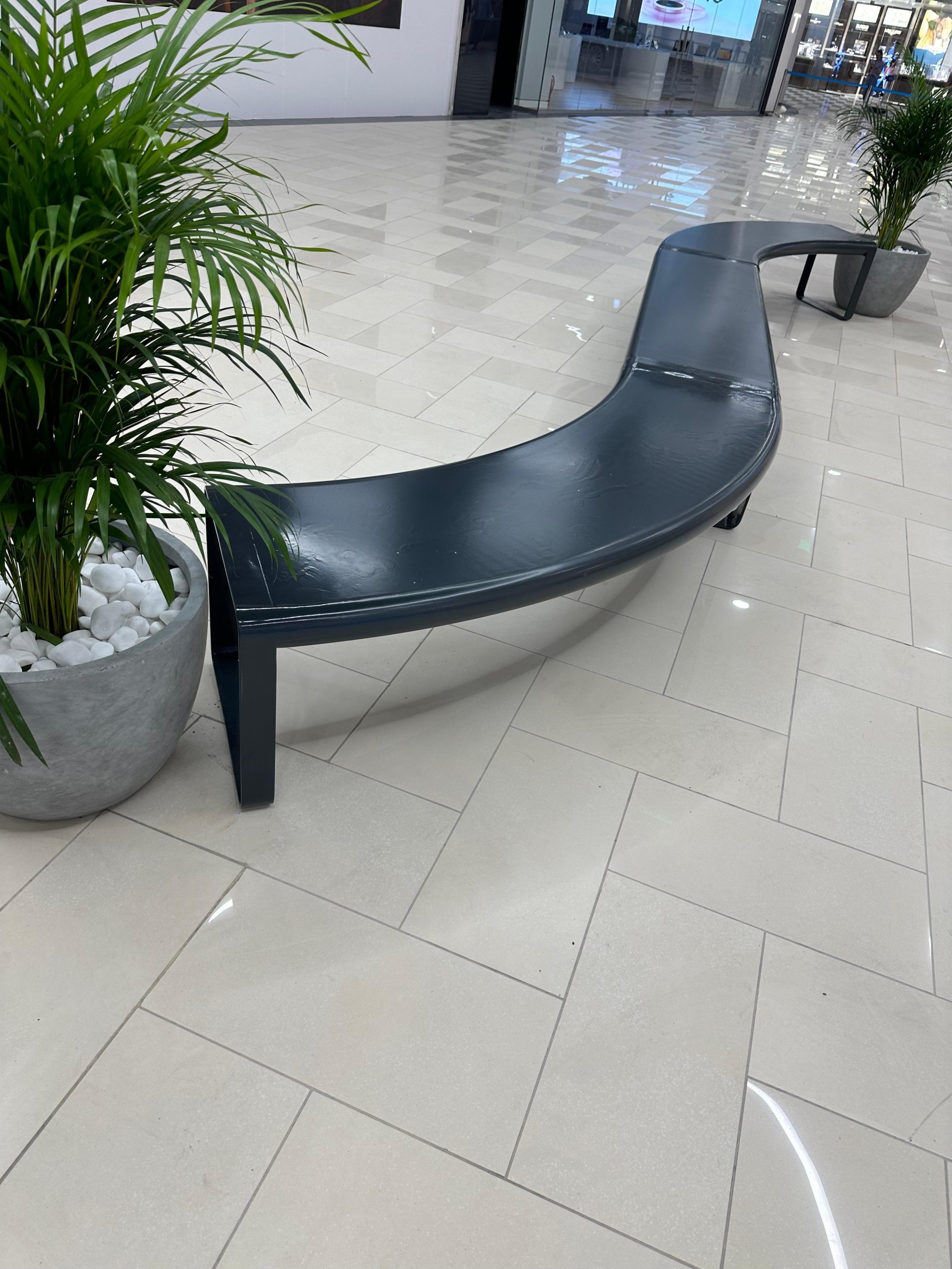 Mobilier urban metalic geometrie fluidă — bănci curbe Promenada Mall Craiova, execuție Indio