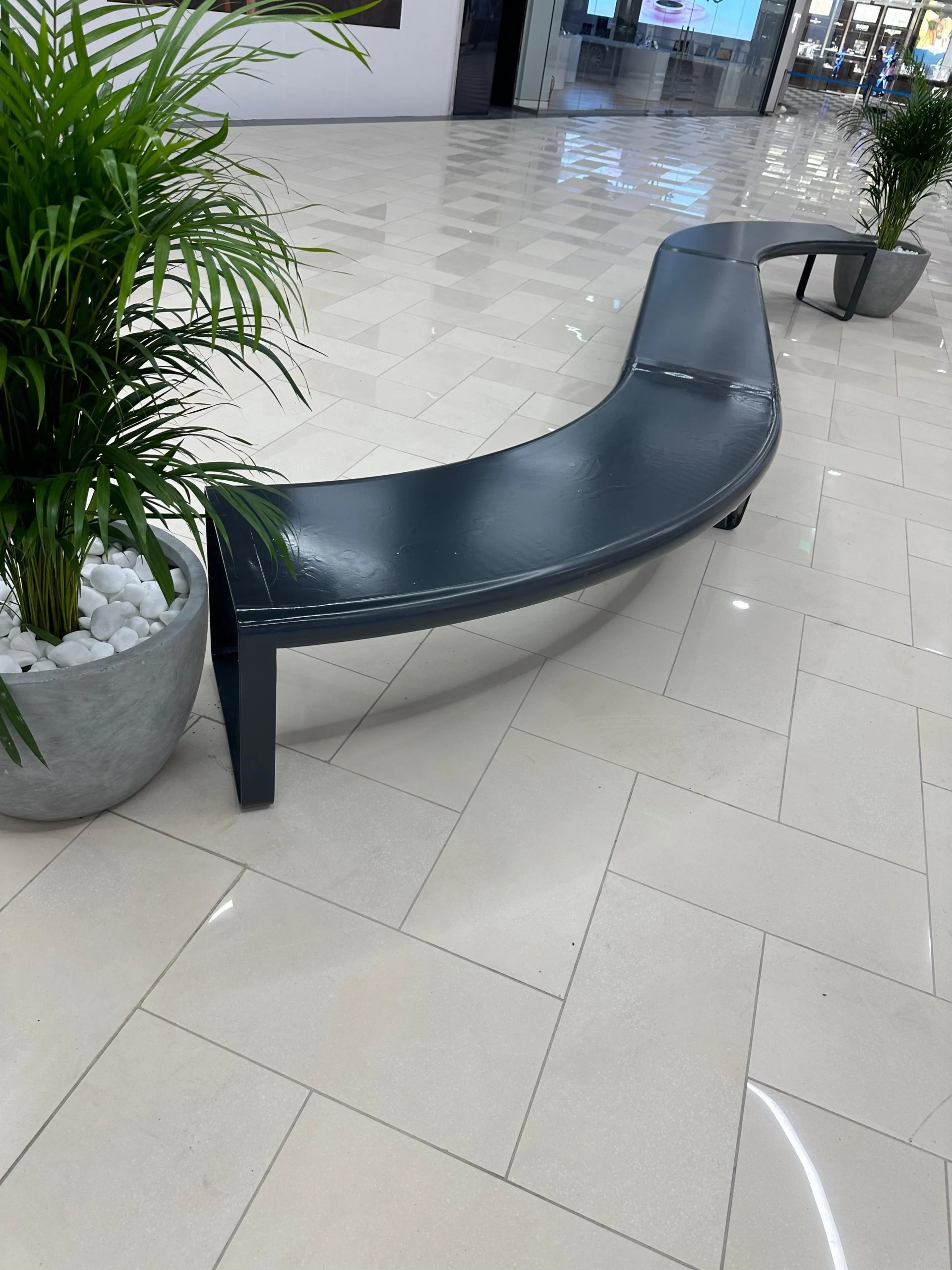 Mobilier urban metalic geometrie fluidă — bănci curbe Promenada Mall Craiova, execuție Indio