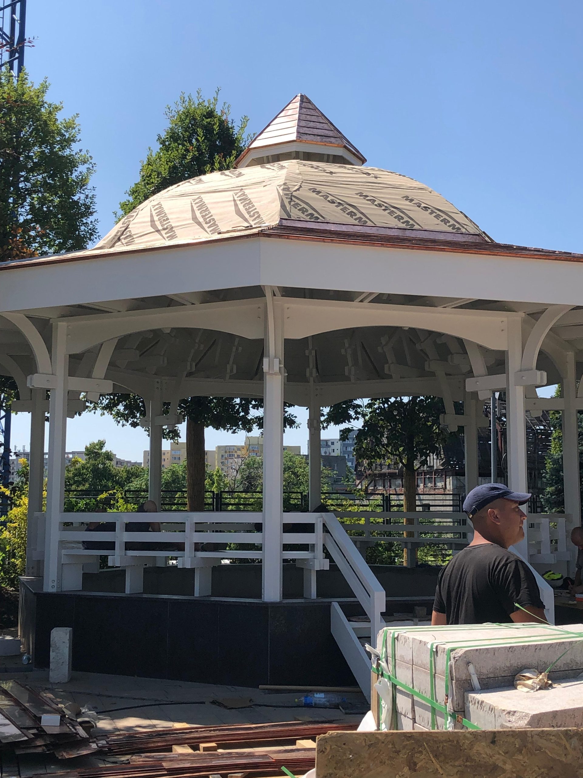 Pavilion muzical — vedere frontală cu trepte și acoperiș cupru
