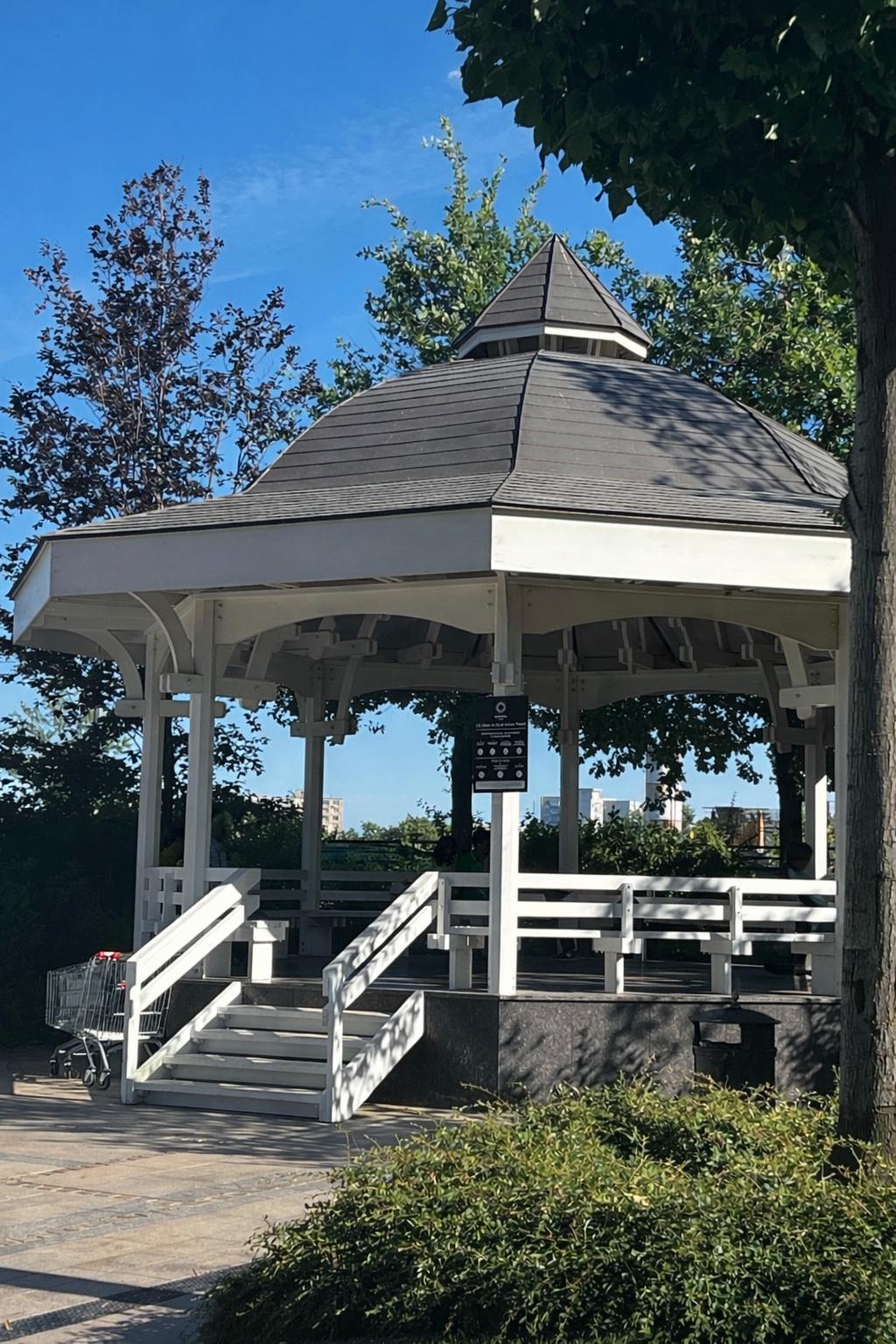 Pavilion muzical cu acoperiș din cupru lucrat manual — Iulius Town Timișoara