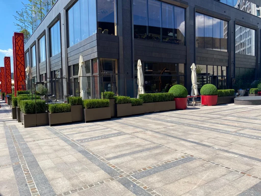 Interior cupolă pergolă — panouri cupru decupat waterjet cu motiv floral ornamental