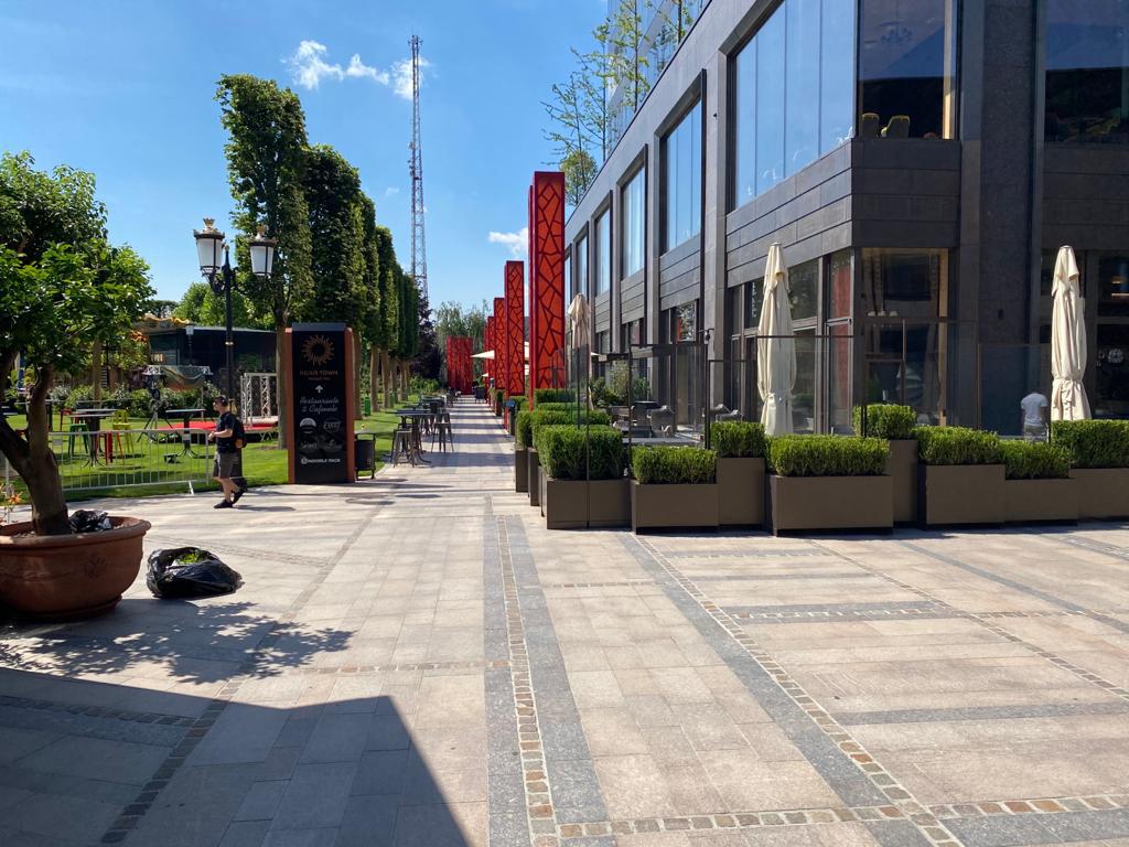 Jardiniere metalice cu panouri de sticlă paravent — spațiu urban premium
