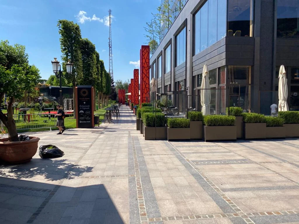 Jardiniere metalice cu panouri de sticlă paravent — spațiu urban premium