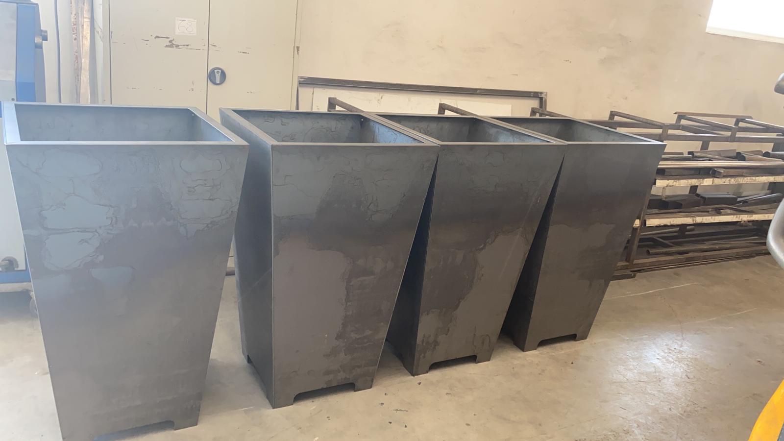 Jardiniere metalice cu buxus de-a lungul fațadei — zona HoReCa Iulius Town