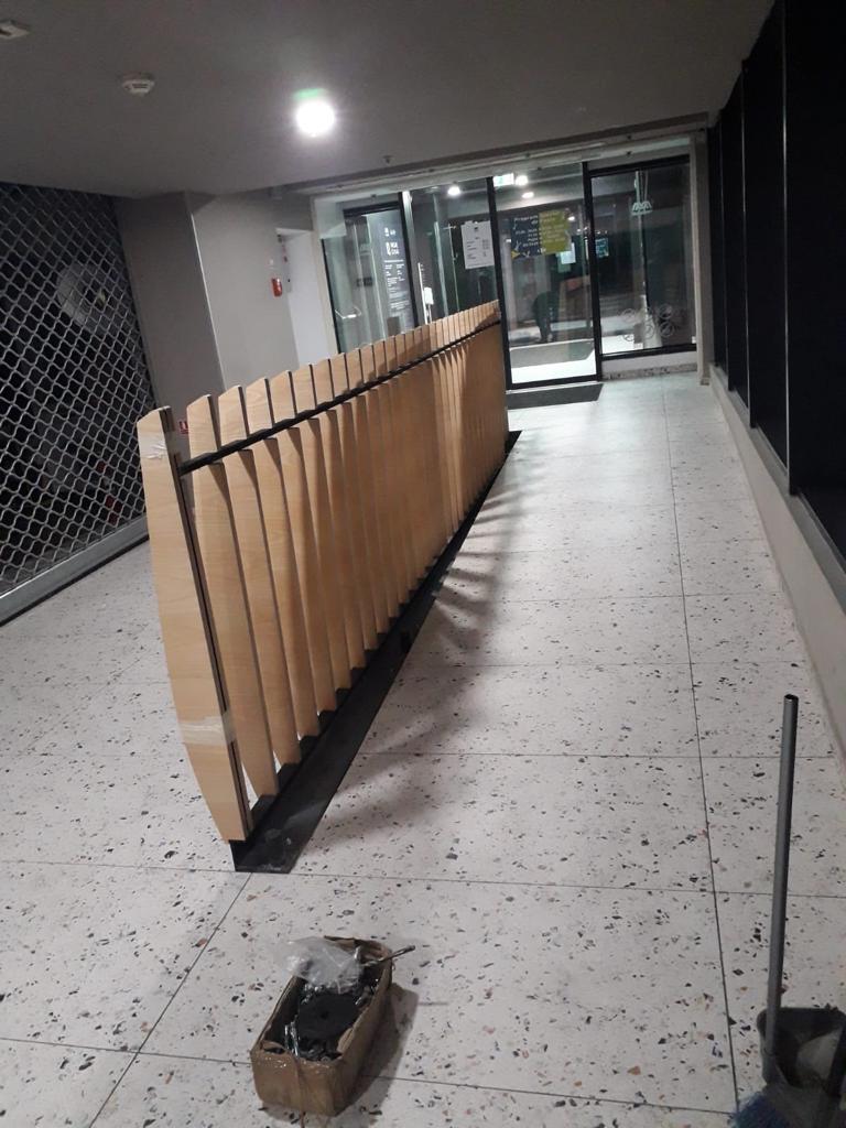 Balustrade Promenada Mall lamele lemn CNC structură metalică