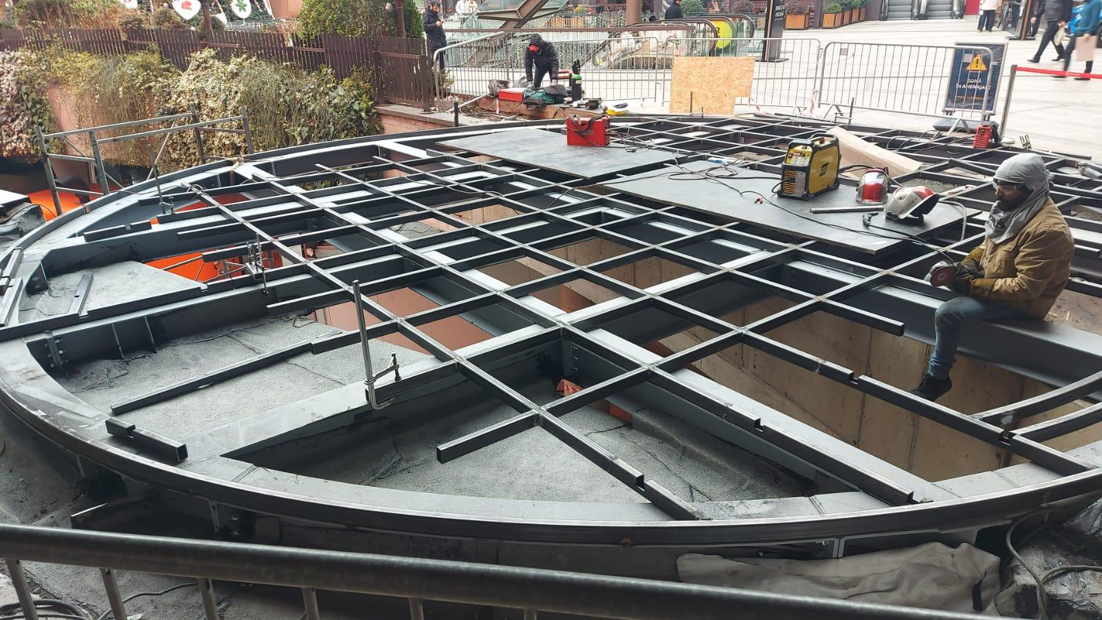 Pod Corten balustradă sticlă