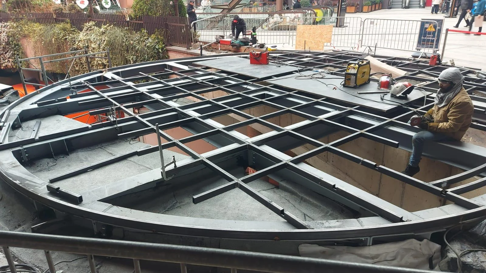 Pod Corten balustradă sticlă