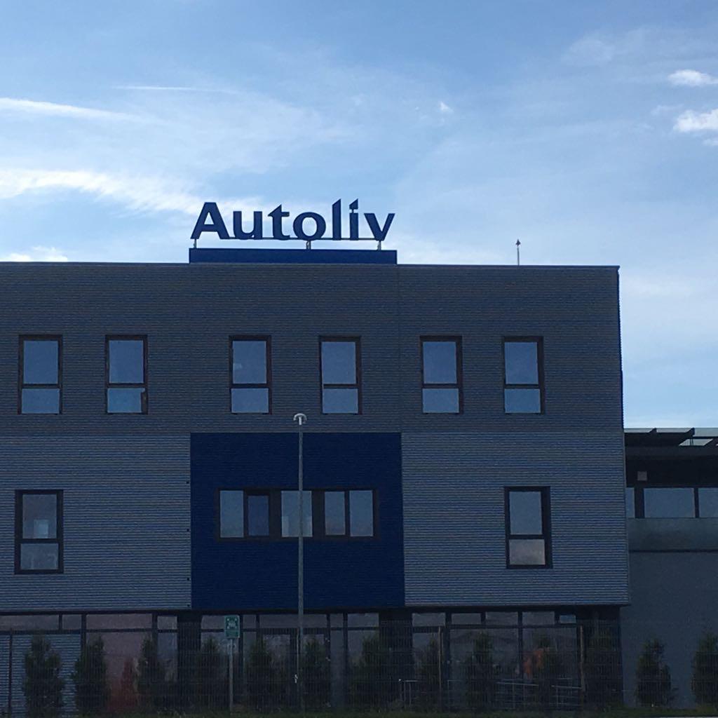 Logo Autoliv Brașov finalizat vedere fațadă vizibilitate completă
