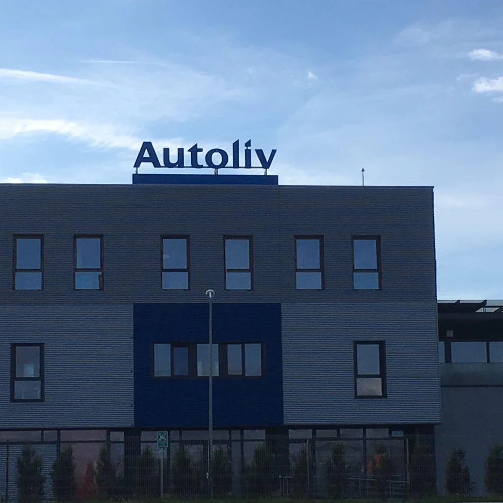 Logo Autoliv Brașov finalizat vedere fațadă vizibilitate completă