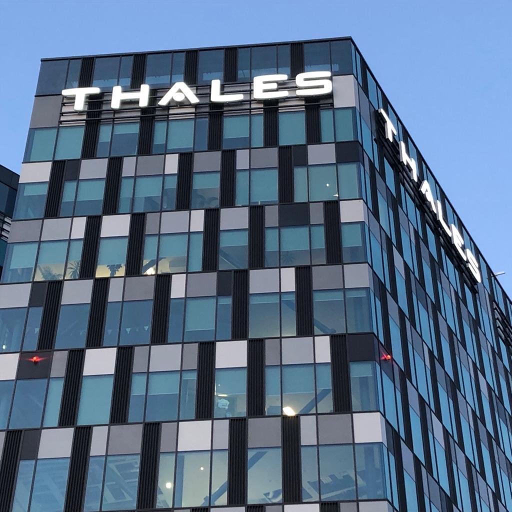 Logo THALES București litere volumetrice iluminate pe fațadă — vedere colț