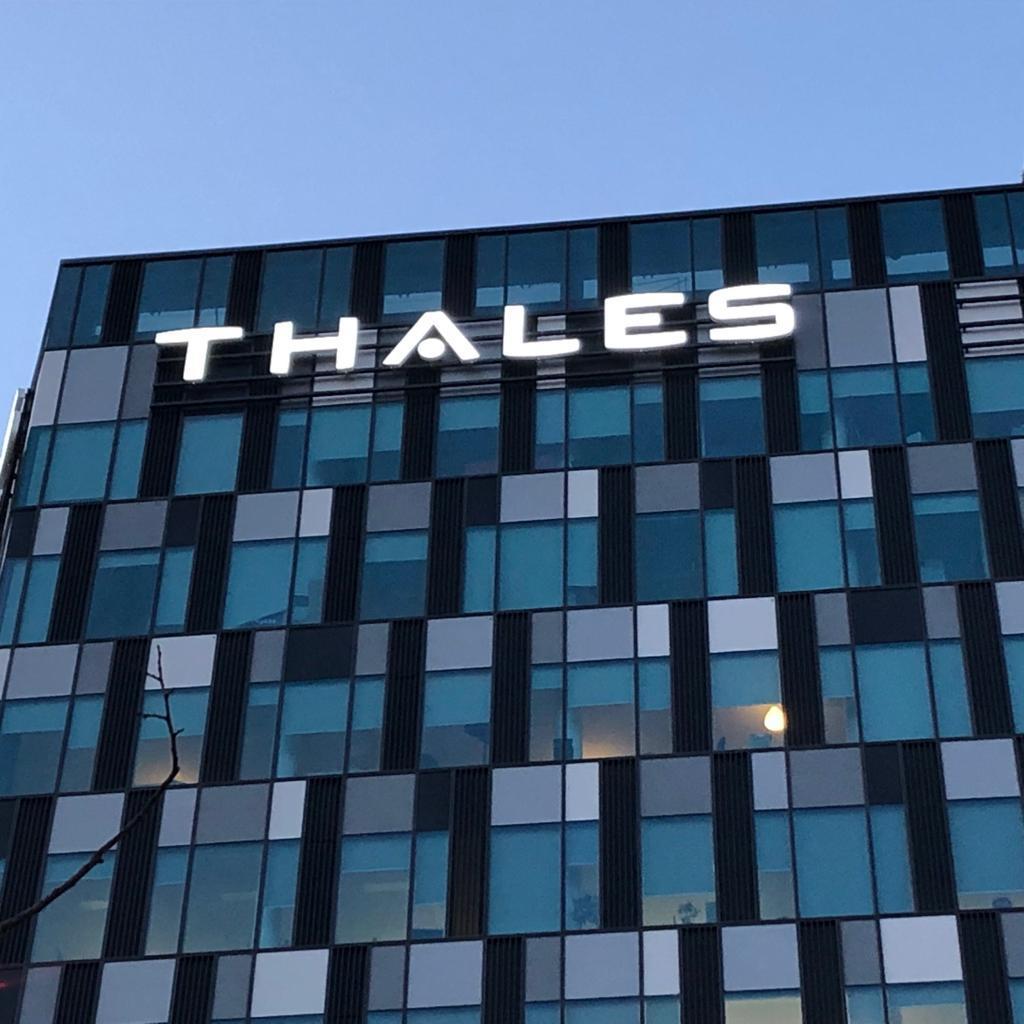 Logo THALES București litere volumetrice iluminate pe fațadă — vedere frontală
