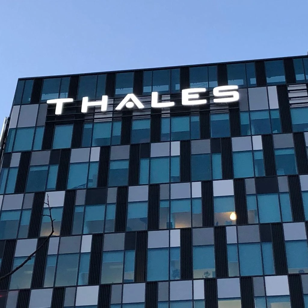 Logo THALES București litere volumetrice iluminate pe fațadă — vedere frontală