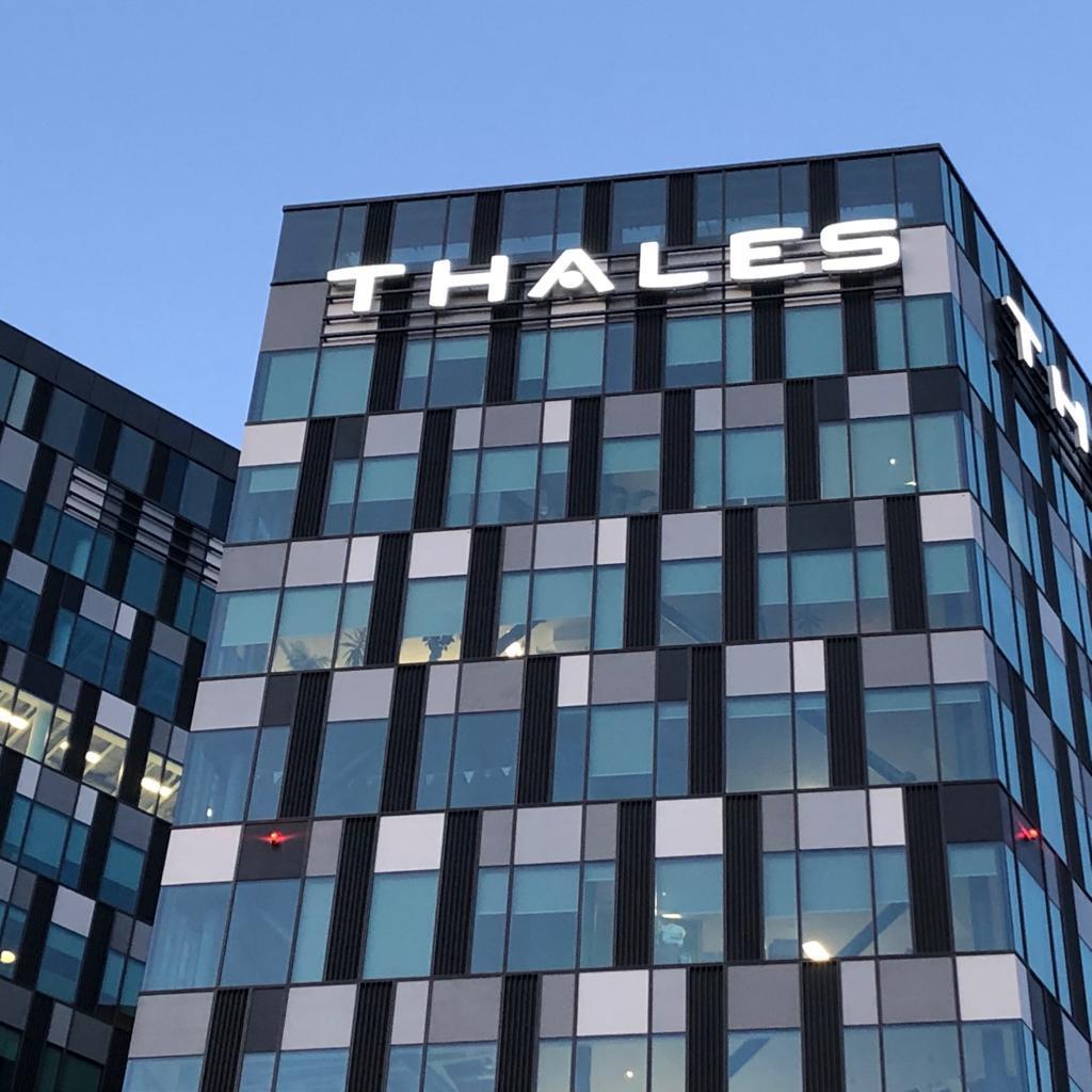 Logo THALES București litere volumetrice iluminate pe fațadă — vedere laterală