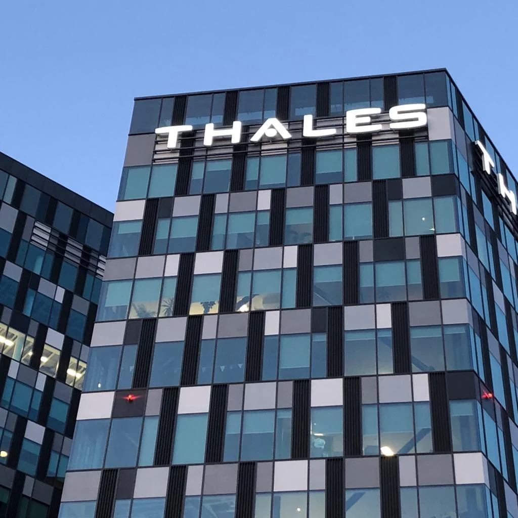 Logo THALES București litere volumetrice iluminate pe fațadă — vedere laterală