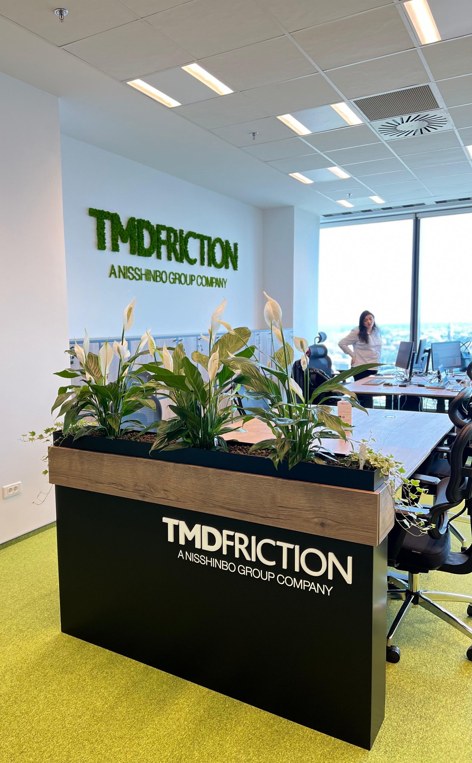 Jardiniere interior personalizate cu logo TMD Friction — structură metalică, finisaj lemn, logo volumetric iluminat