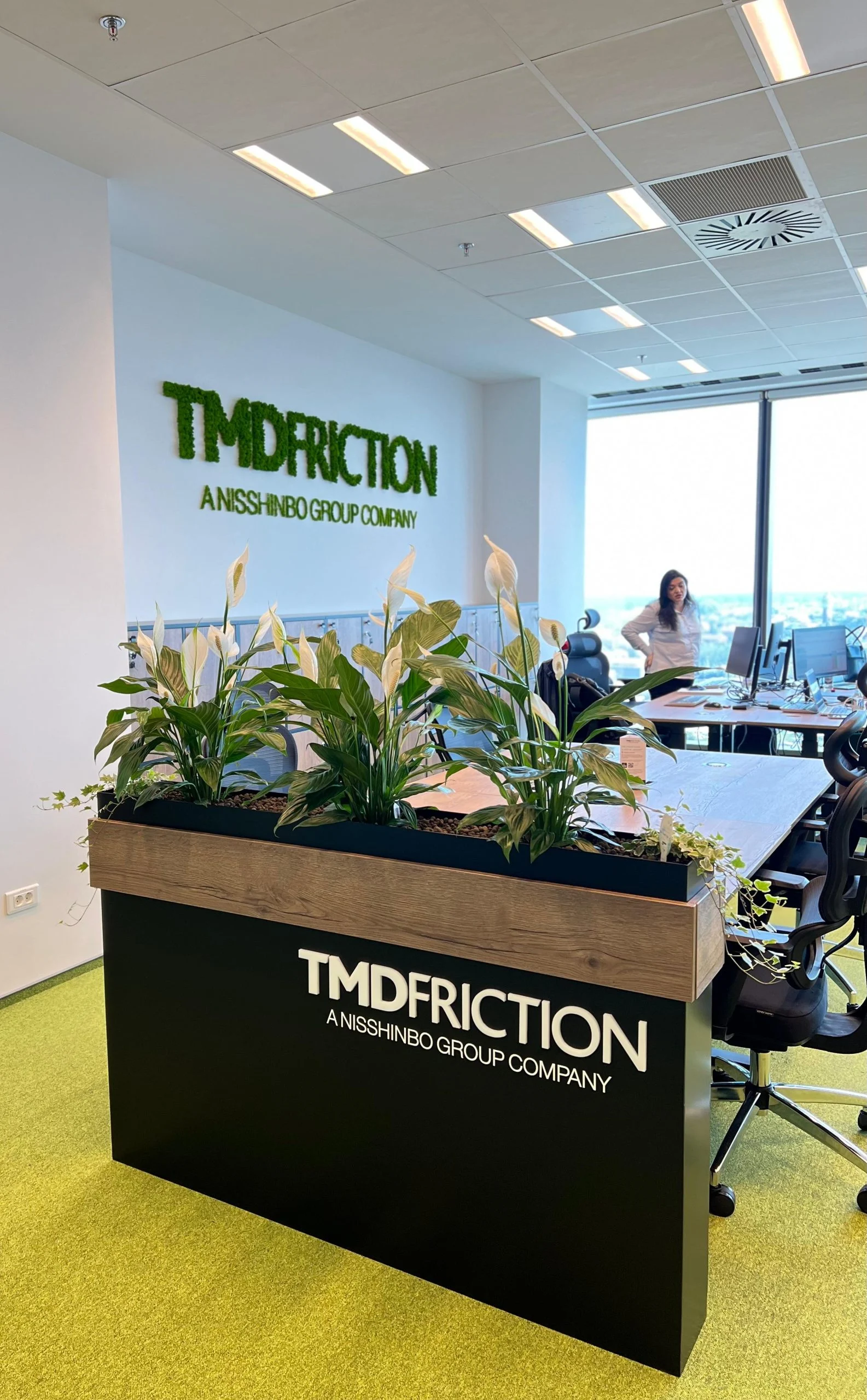 Jardiniere interior personalizate cu logo TMD Friction — structură metalică, finisaj lemn, logo volumetric iluminat