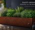 Jardinieră metalică Indio plină cu plante aromatice pe terasă